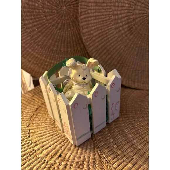 Easter picket fence bunny decor - Picture 1 of 10